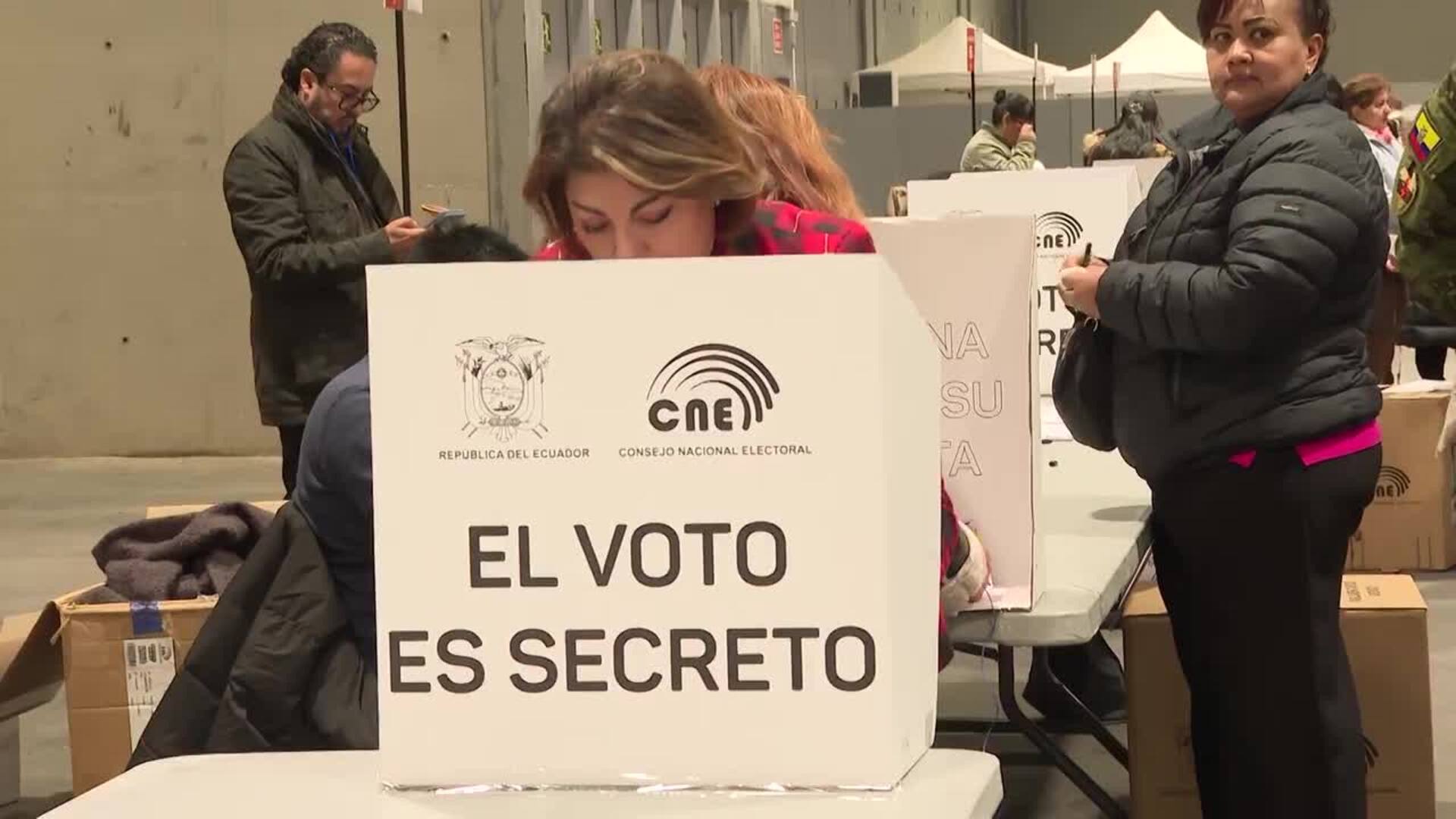 Embajadora de Ecuador en España ejerce su derecho al voto para las presidenciales