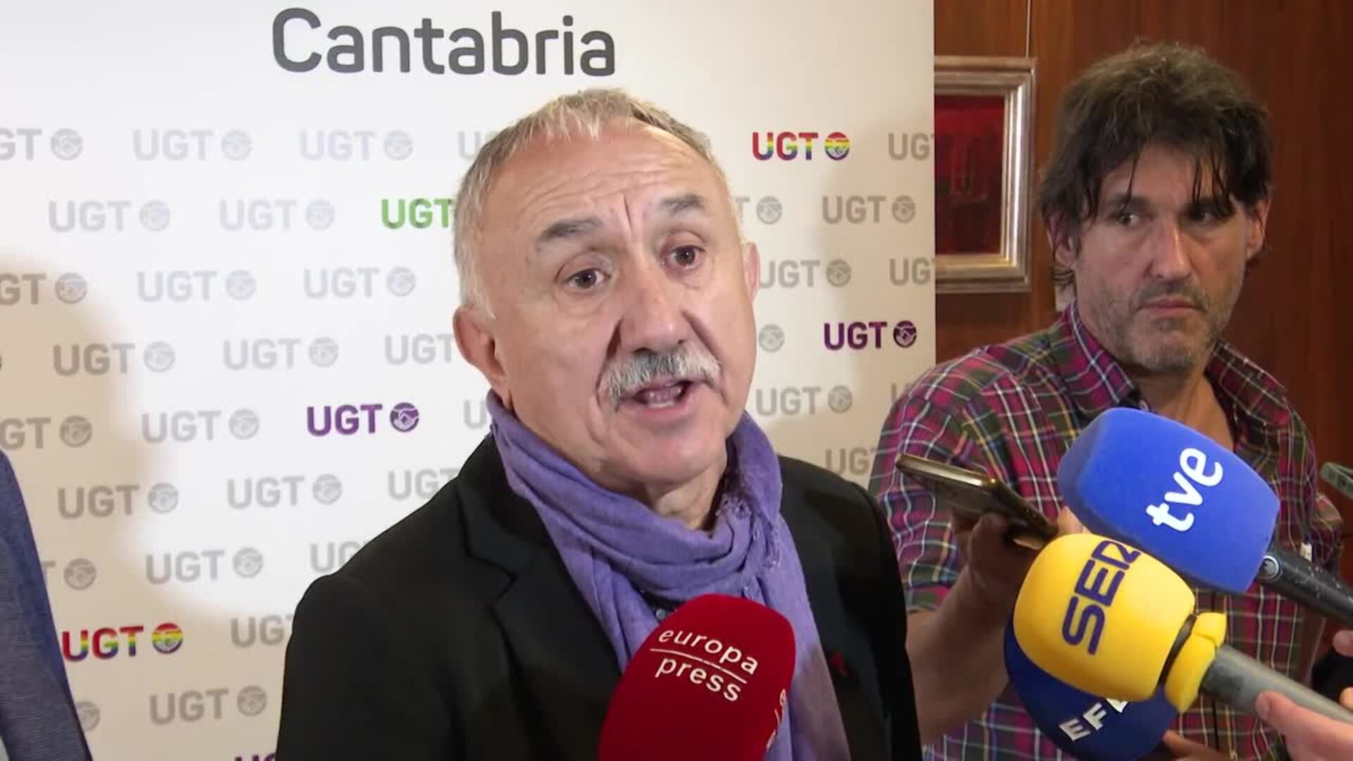 Álvarez (UGT) reitera que "el Gobierno tiene que dejar libre de IRPF" el incremento del SMI