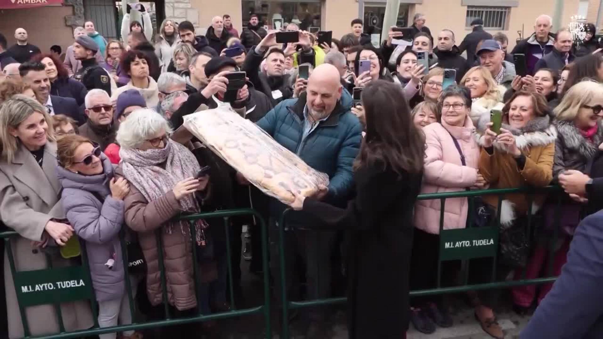 La reina Letizia pone el broche de oro a su semana más intensa con un caluroso baño de masas