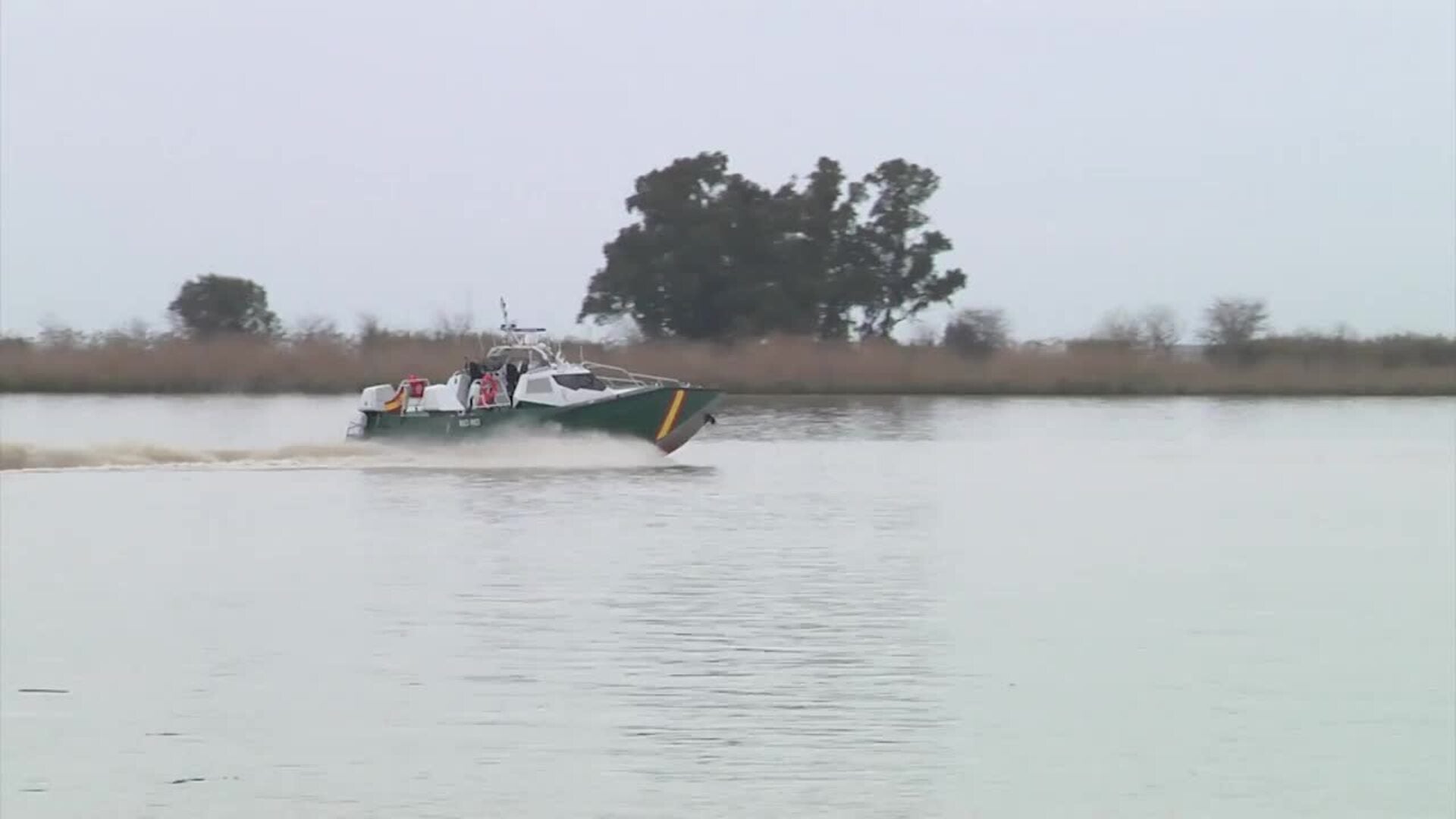 Patrullera de la Guardia Civil realiza tareas de búsqueda en el Guadalquivir