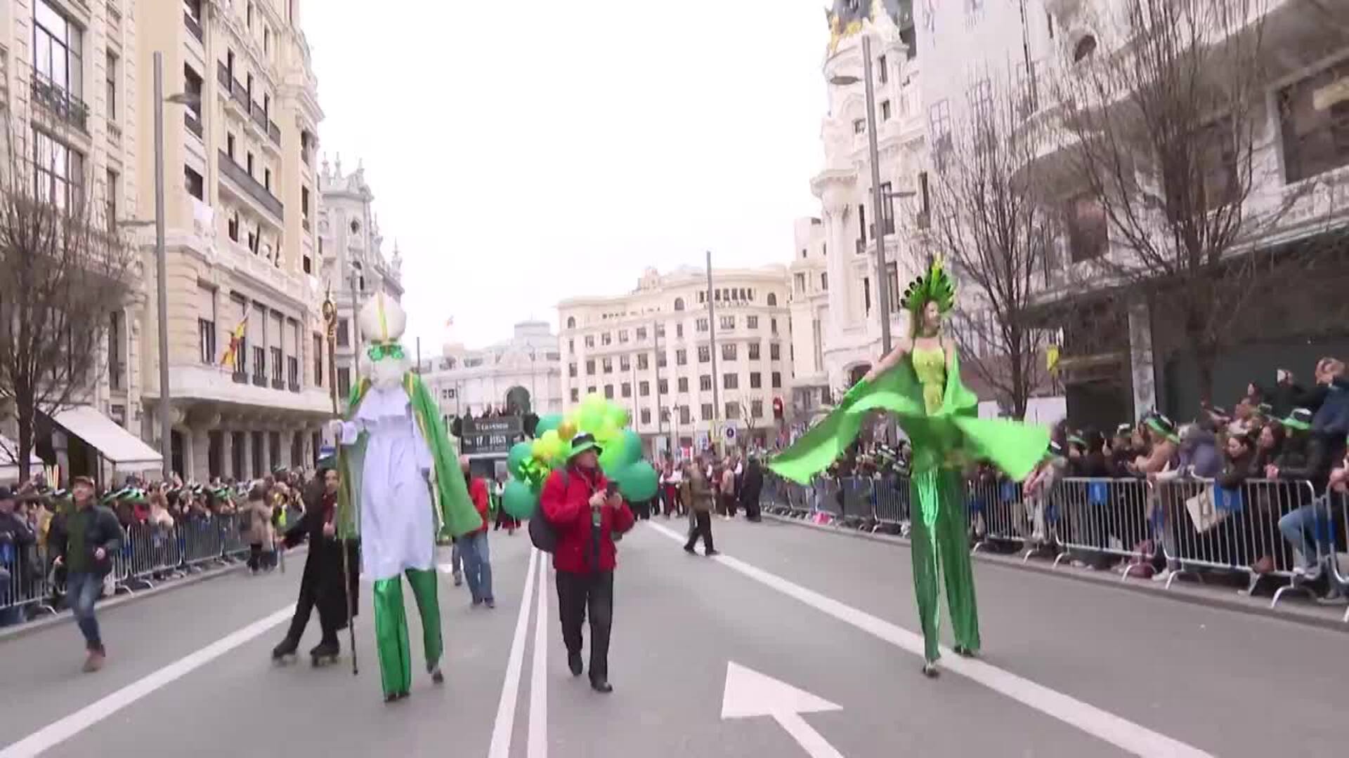 Más de 700 gaiteros tiñen de verde las calles de Madrid en el Desfile de San Patricio