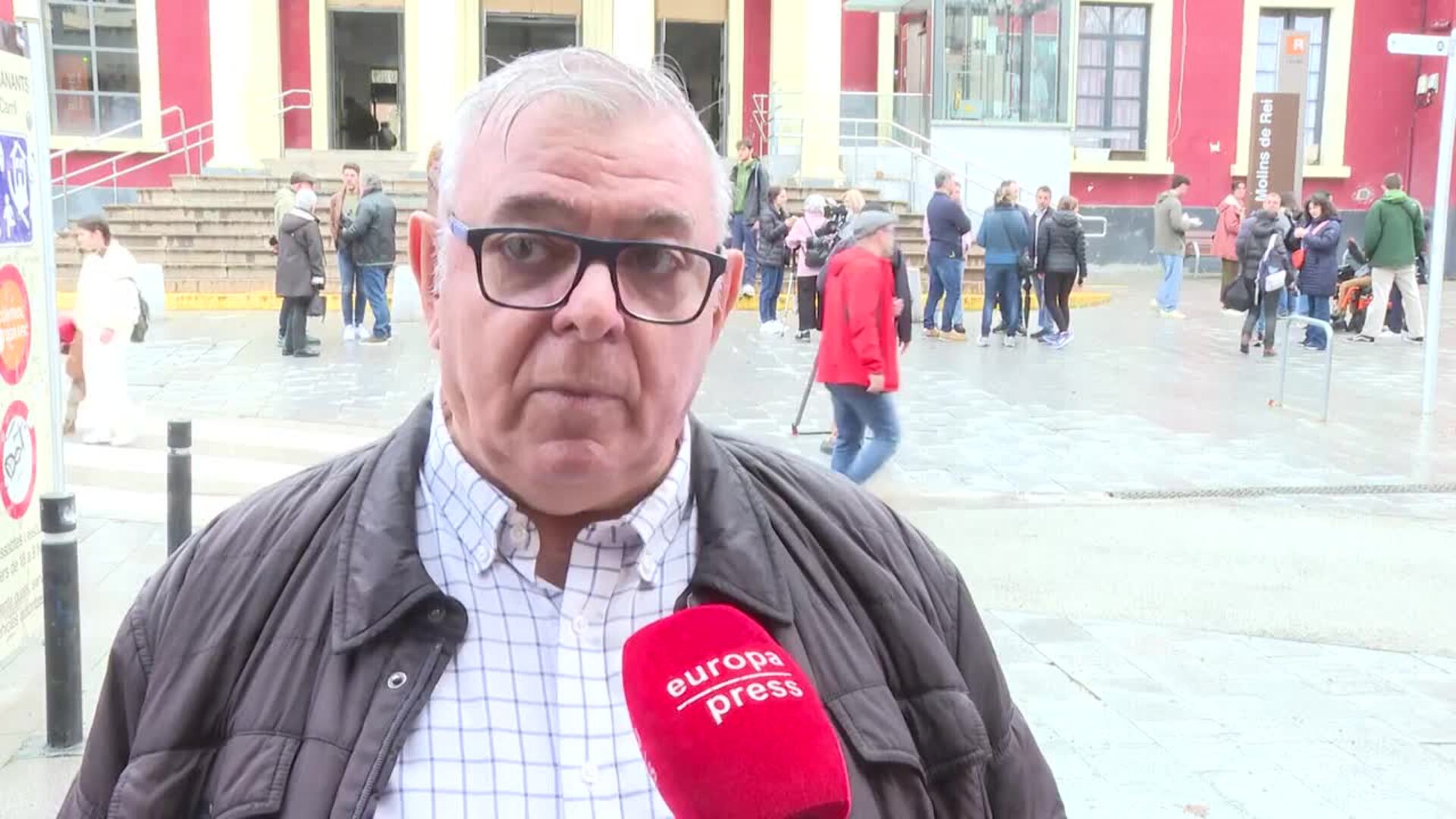 Un centenar de personas protestan ante los retrasos de los trenes en Molins de Rei (Barcelona)
