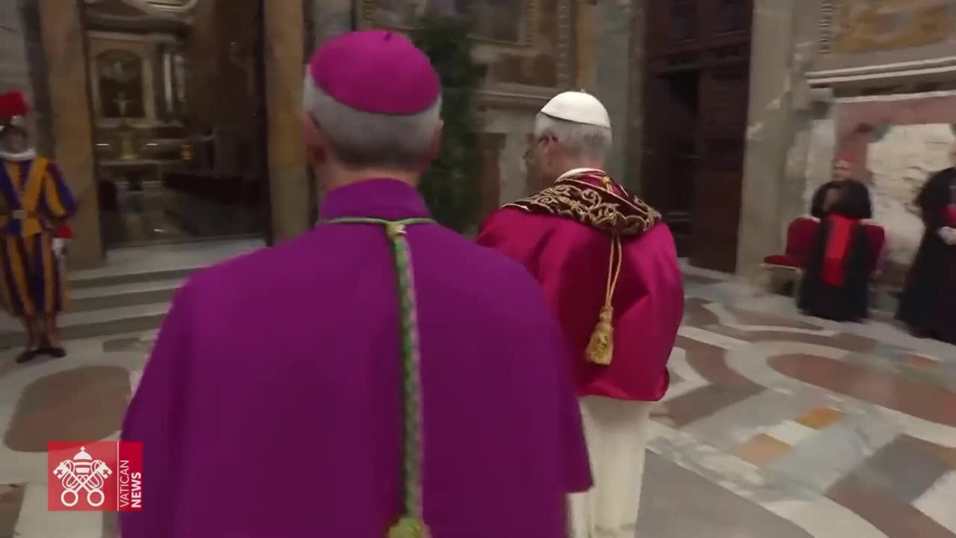 Los cardenales aplauden a León XIV tras ser elegido como nuevo Papa