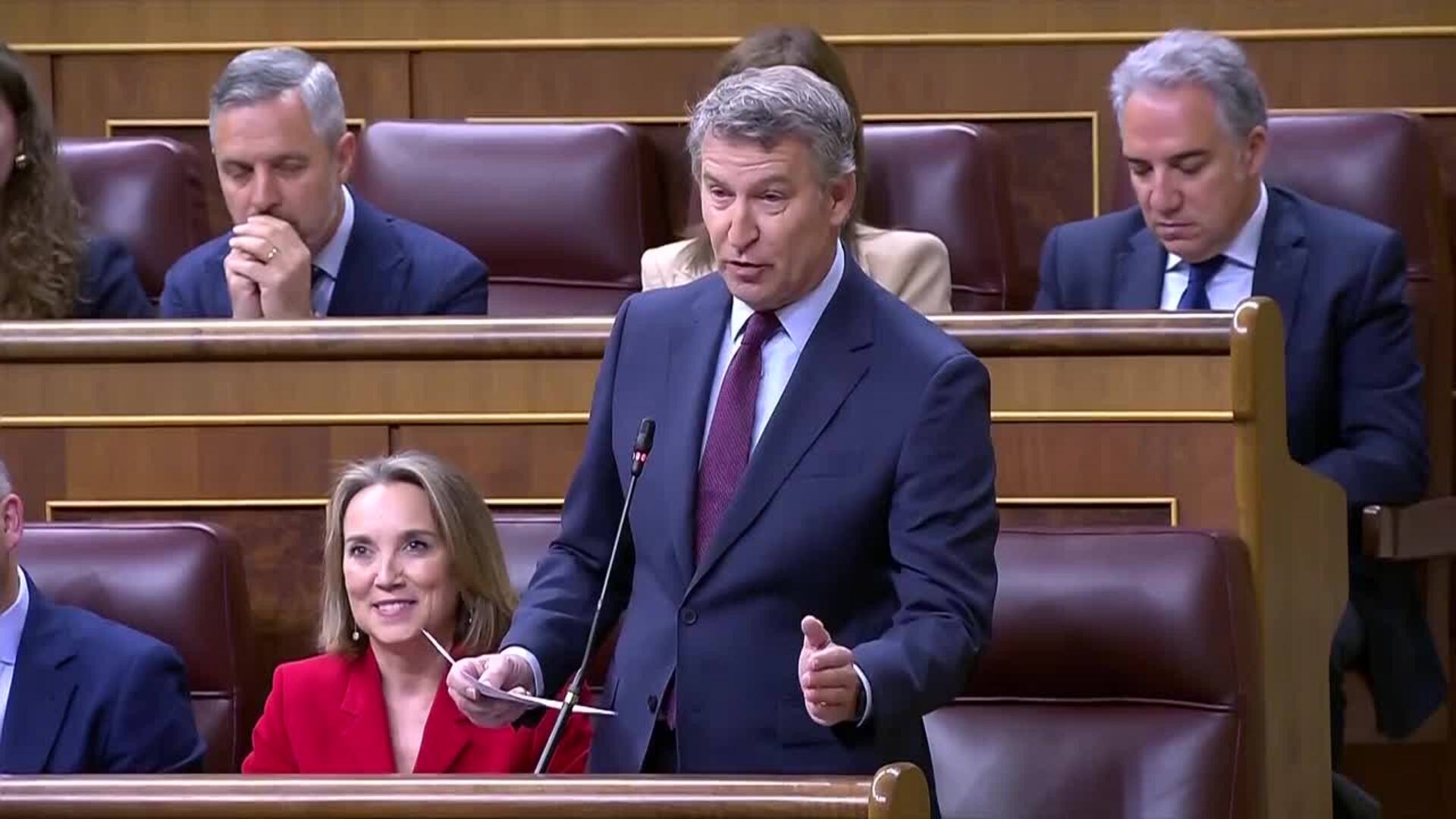 Sánchez avisa que la filtración de sus whatsapps es "delito" y Feijóo responde: "Váyase"