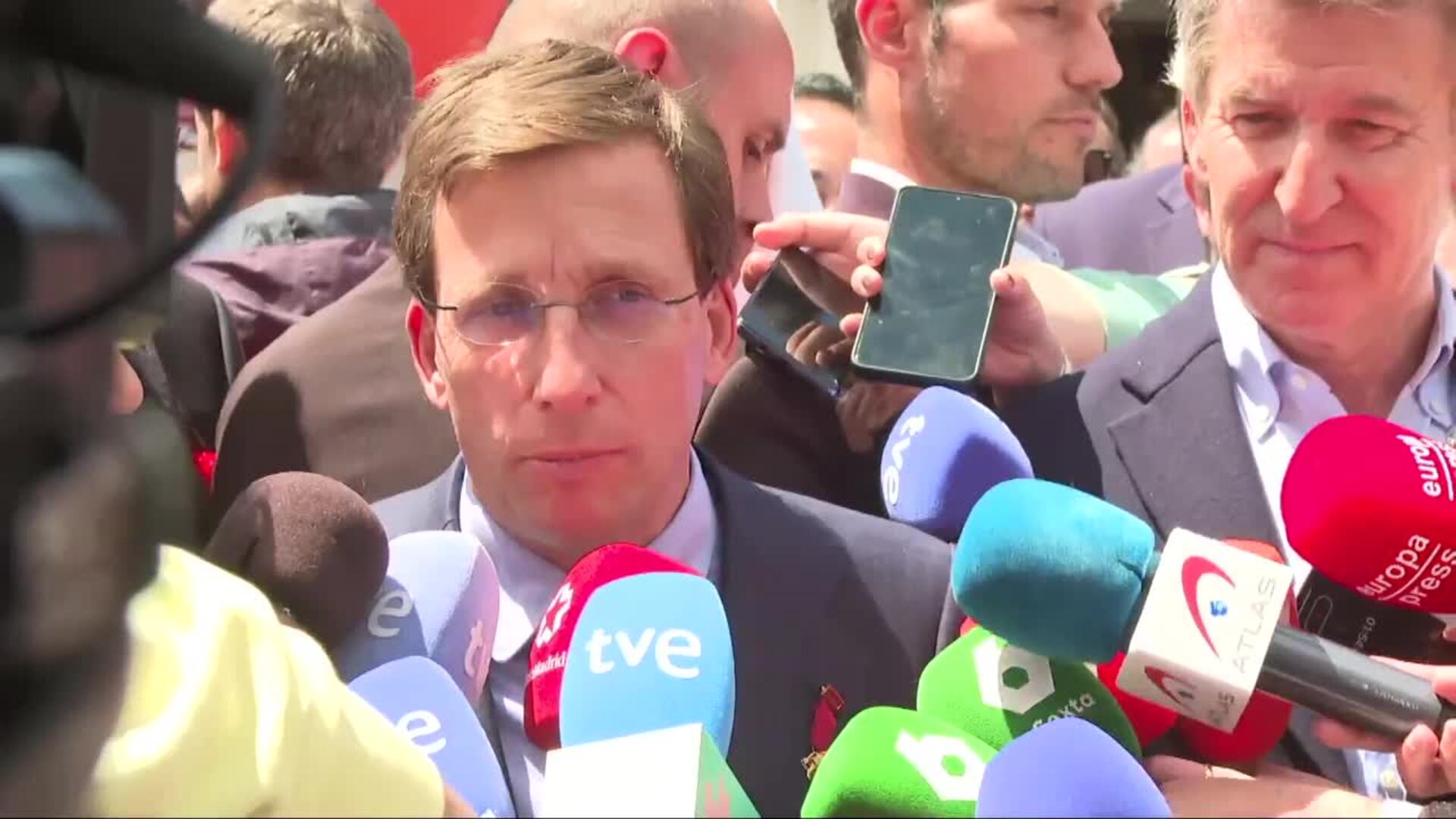 Almeida contesta que se equivoca quien quiera solucionar Barajas por lo judicial