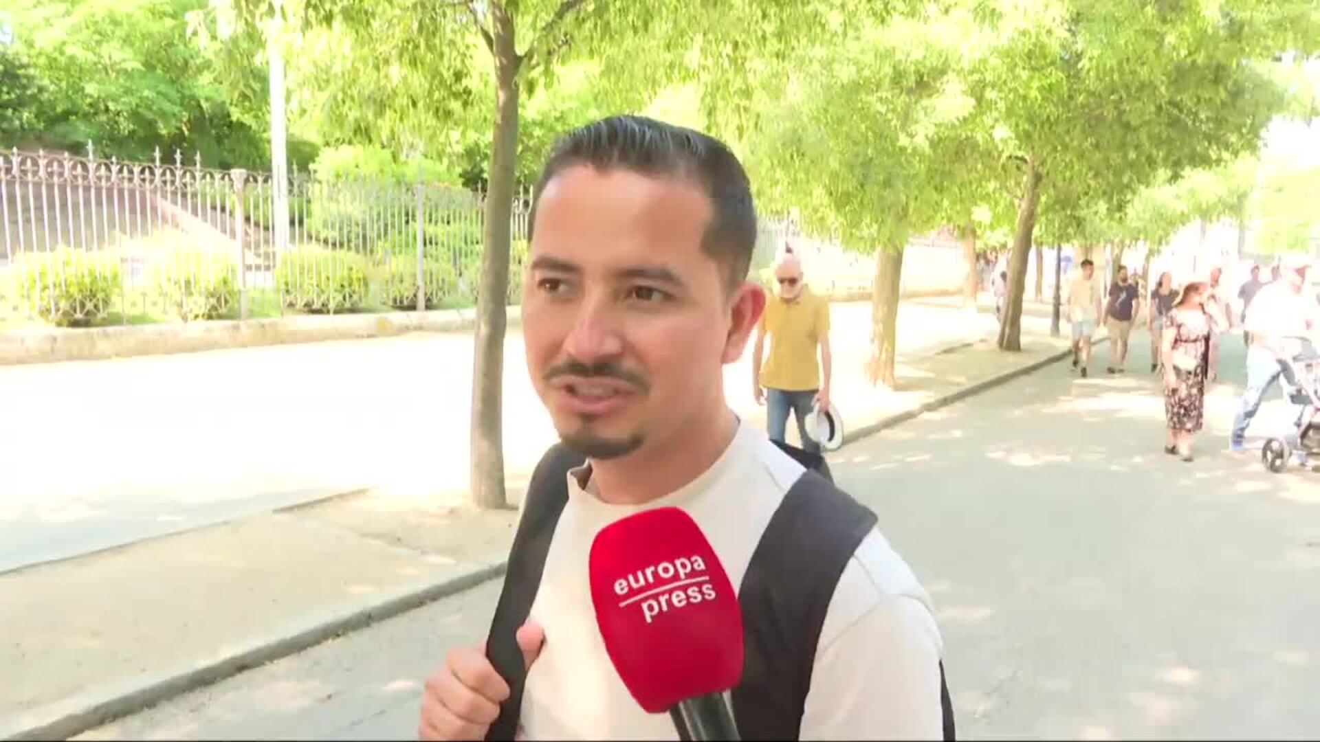 Personas en El Retiro (Madrid) comentan cómo se protegen contra el calor