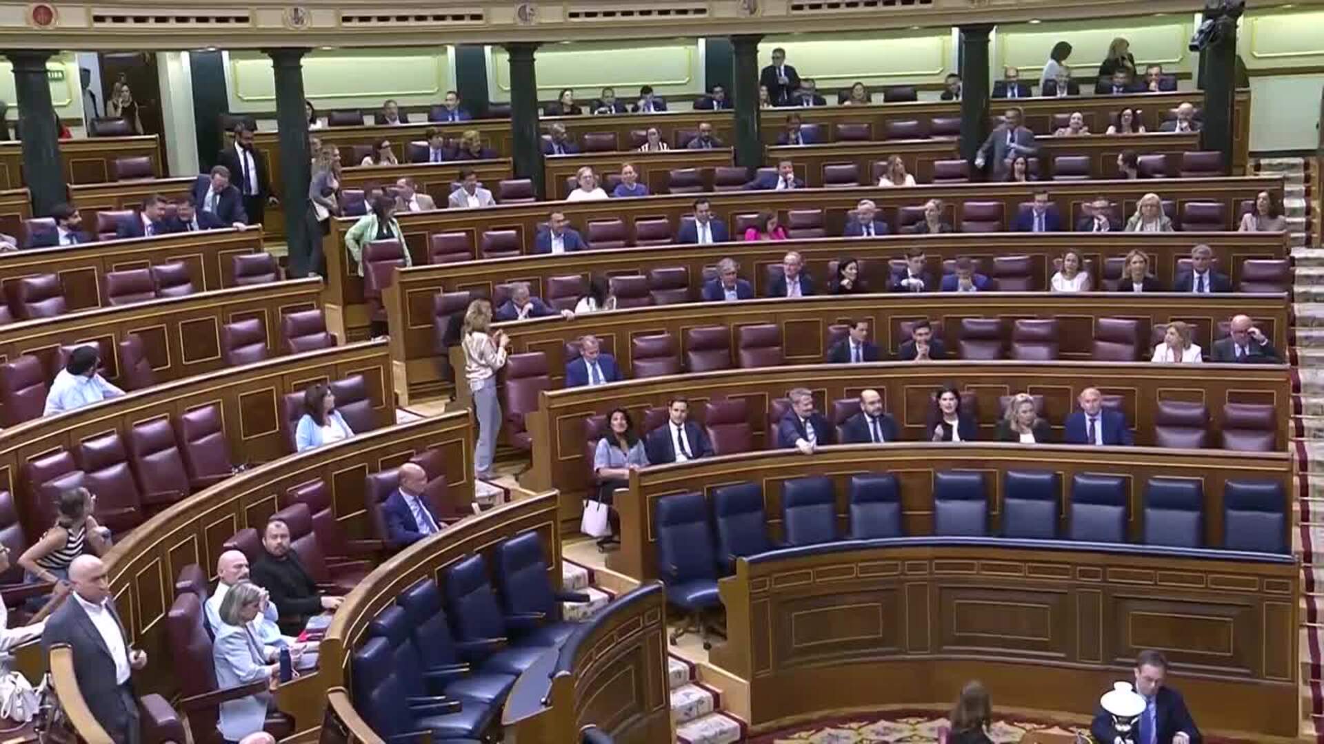 La bancada del PP interrumpe el pleno del Congreso tras entrar Santos Cerdán: "Dimisión"
