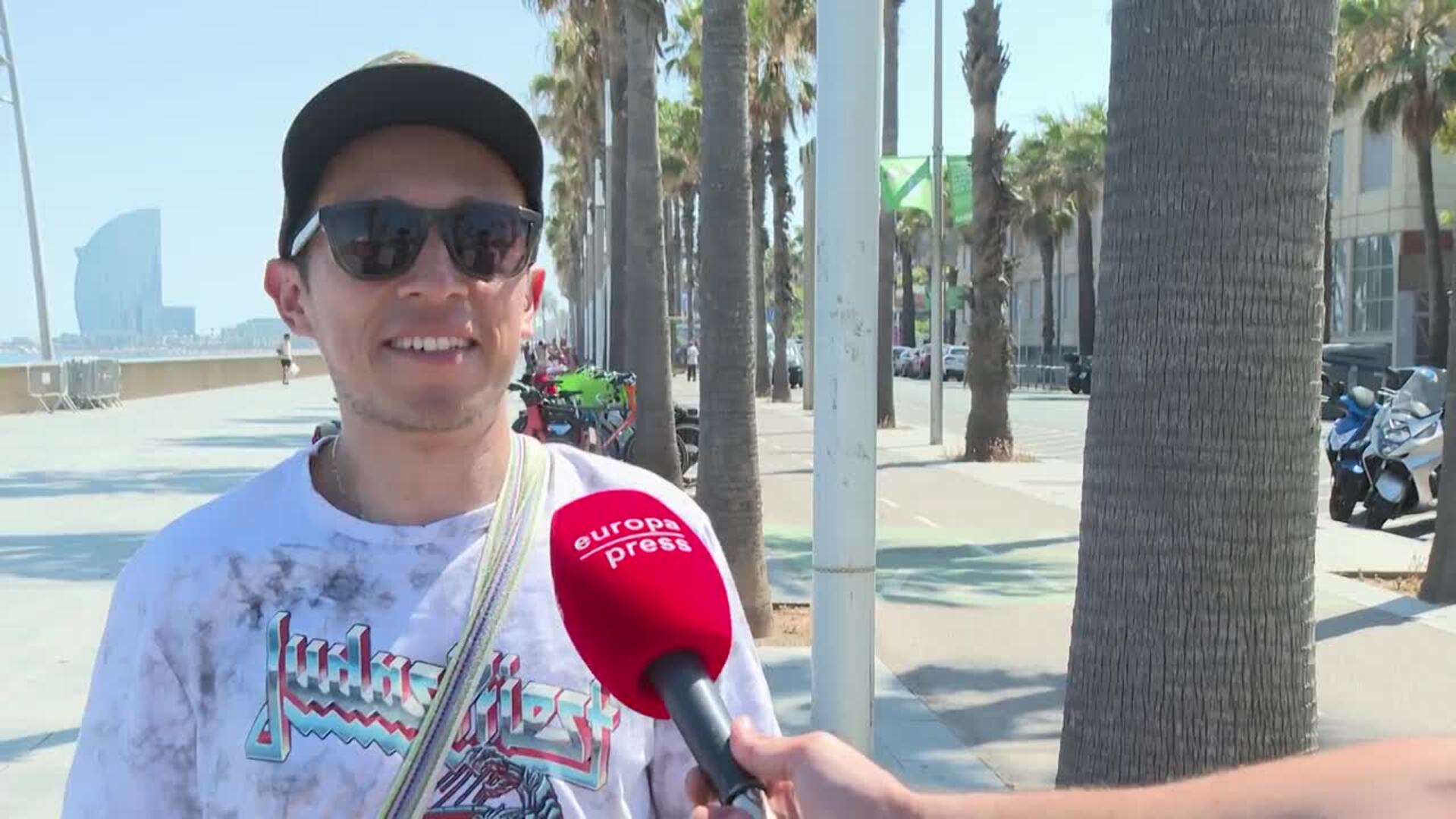 Barcelona sufre temperaturas "agobiantes" que invitan a estar "debajo de la ducha todo el día"