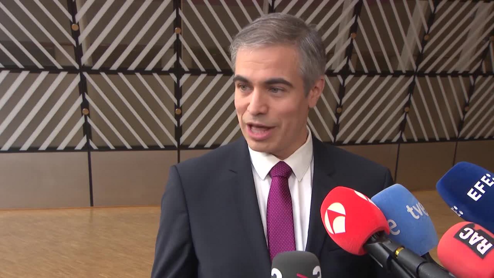 España pide a sus socios en la UE "no secuestrar o retrasar" la oficialidad del catalán