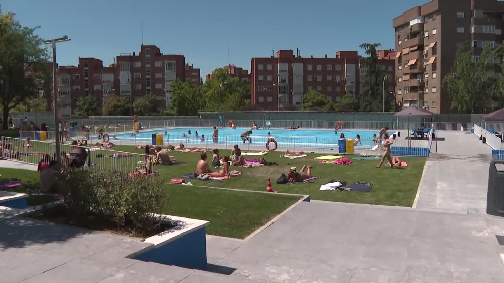 Vecinos de Arganzuela (Madrid) reciben "con ganas" la apertura de la piscina de Peñuelas