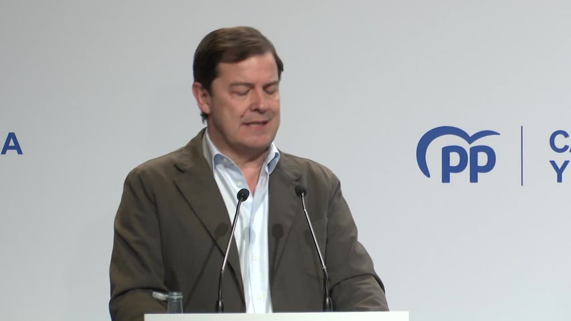 Mañueco pide maquinaria a pleno rendimiento, "sin stand-by en verano", ante la tensión política