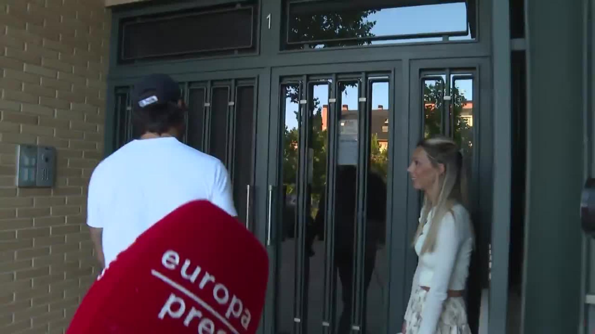 Carlo Costanzia, relajado y sonriente tras sus vacaciones en Ibiza con Alejandra Rubio