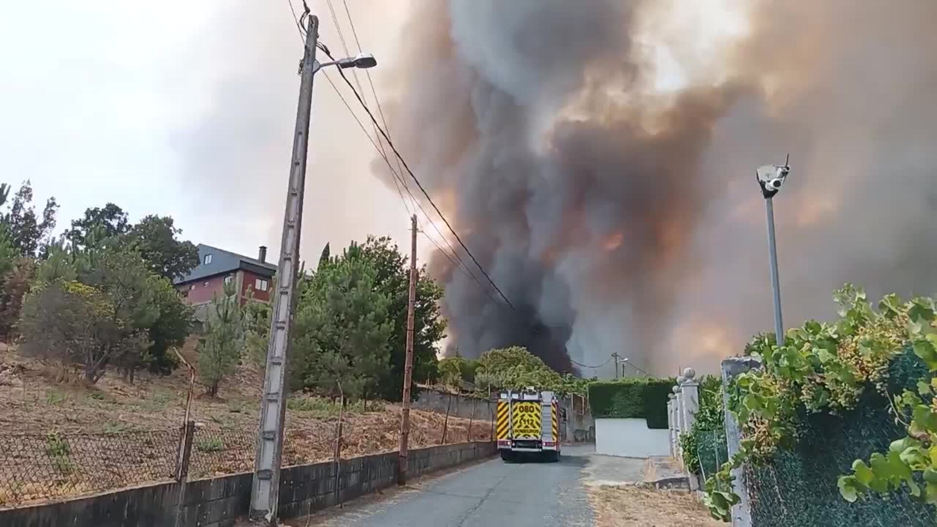 El fuego calcina España con más de una docena de incendios