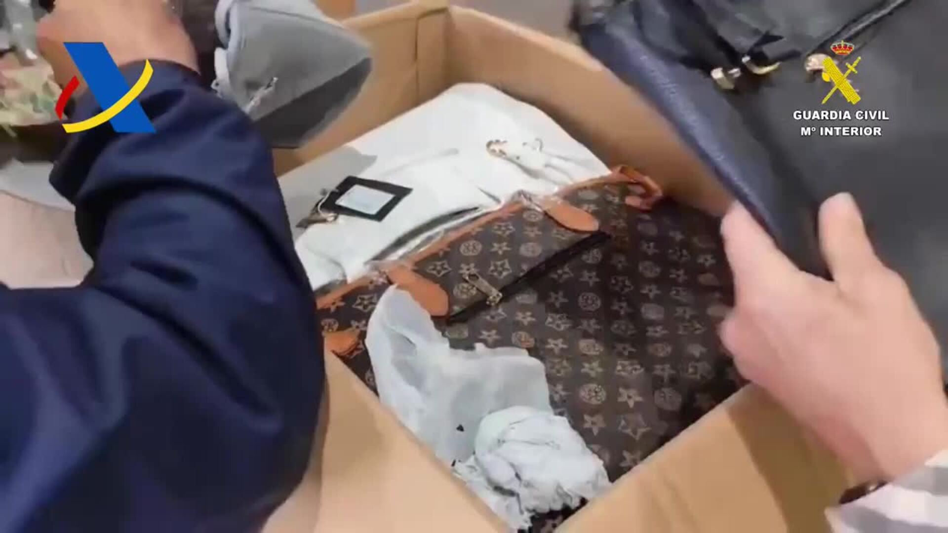 Intervenidos en el puerto de Vigo tres contenedores con 60.000 bolsos falsificados