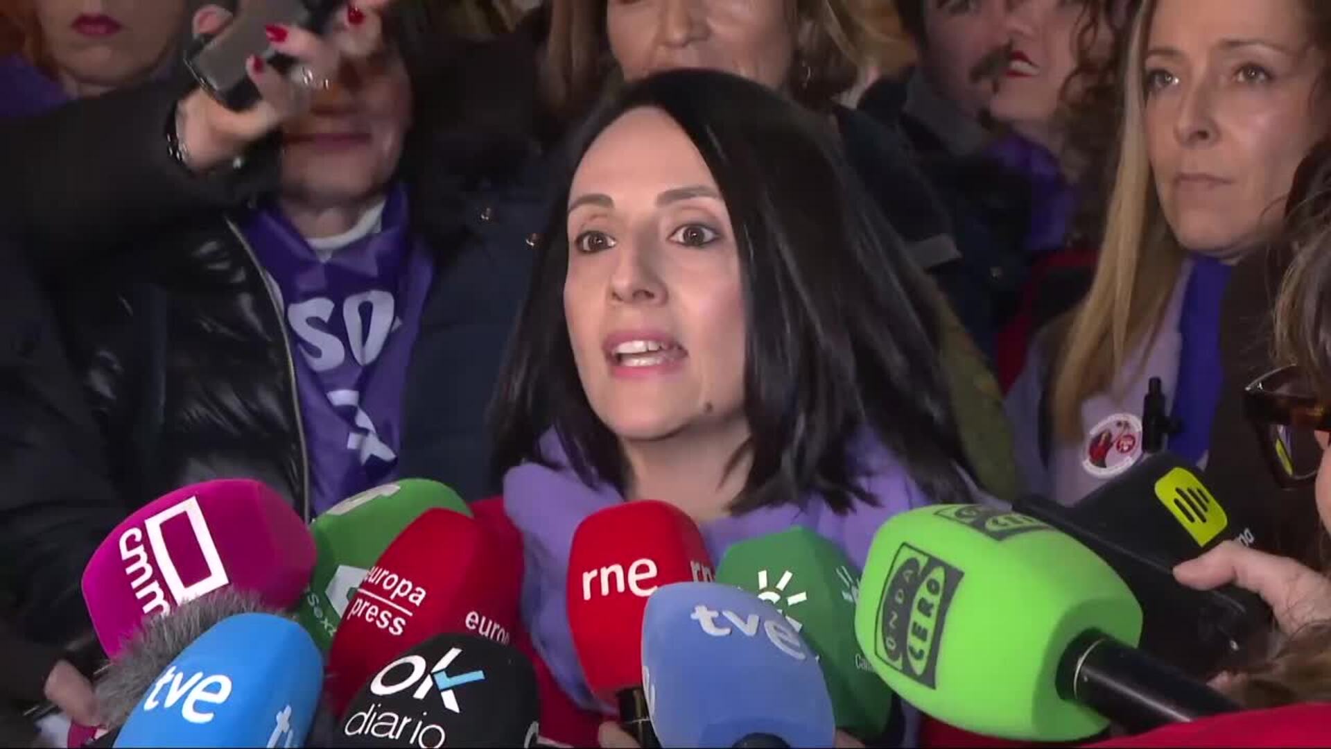 PSOE acusa a Ayuso de ser "una presidenta negacionista" que "no rechaza la violencia de género"