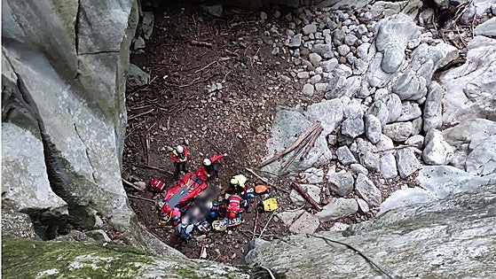 Herido grave un hombre al caer diez metros en la vía ferrata del Río Calera, en Ramales