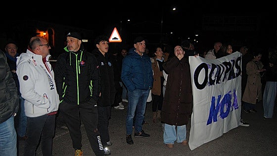 Los vecinos de Solórzano se concentran para exigir la marcha de los inquilinos irregulares