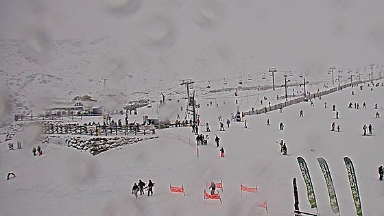 La nieve obliga a utilizar cadenas en los puertos de La Sía, Palombera, Lunada y Alto Campoo