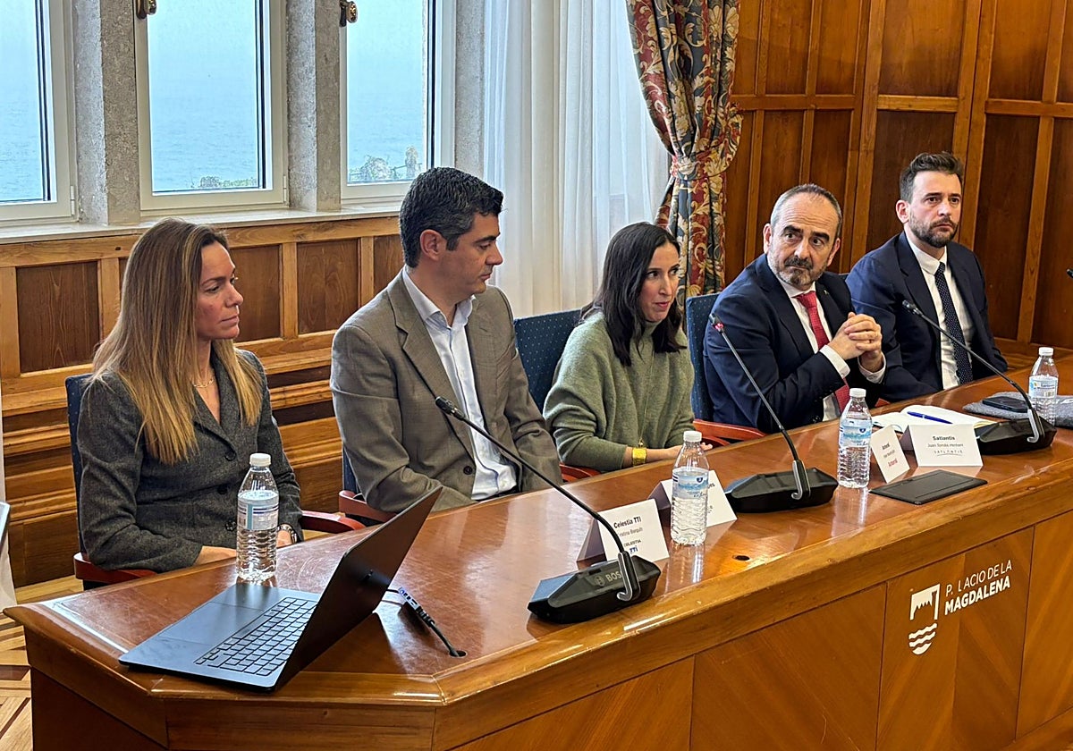 Mesa de debate con Cristina Barquín, Manuel Lobeira, Itziar Maestrojuán, Juan Tomás Hernani e Ignacio Montesinos.