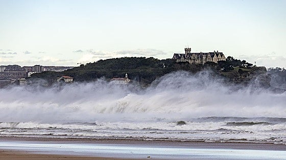 El temporal Nils azota la costa cántabra con fuertes vientos, tormentas y alerta roja por mala mar