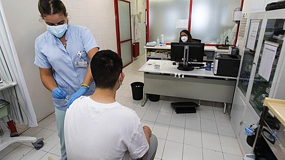 Sanidad llamará a más de 6.000 chicos de 15 a 17 años para vacunarse del Virus del Papiloma