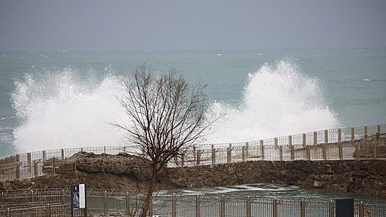 El litoral cántabro estará en alerta esta tarde por olas de hasta seis metros