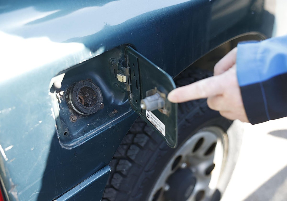 El tapón roto de uno de los vehículos de Syncar Automotive.