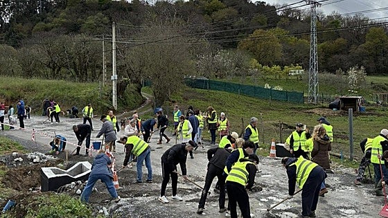 Un centenar de vecinos de Seña arregla su carretera: «Si no lo hace nadie, nos ponemos nosotros»