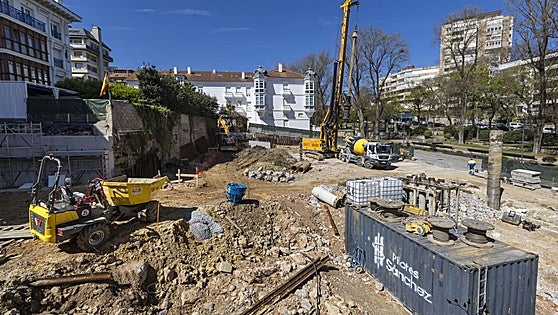 Las obras del nuevo Hotel París avanzan con la cimentación y el refuerzo del muro anexo