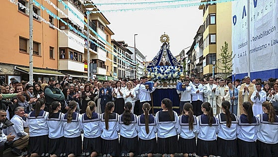 Miles de personas contemplan a la Virgen de la Barquera