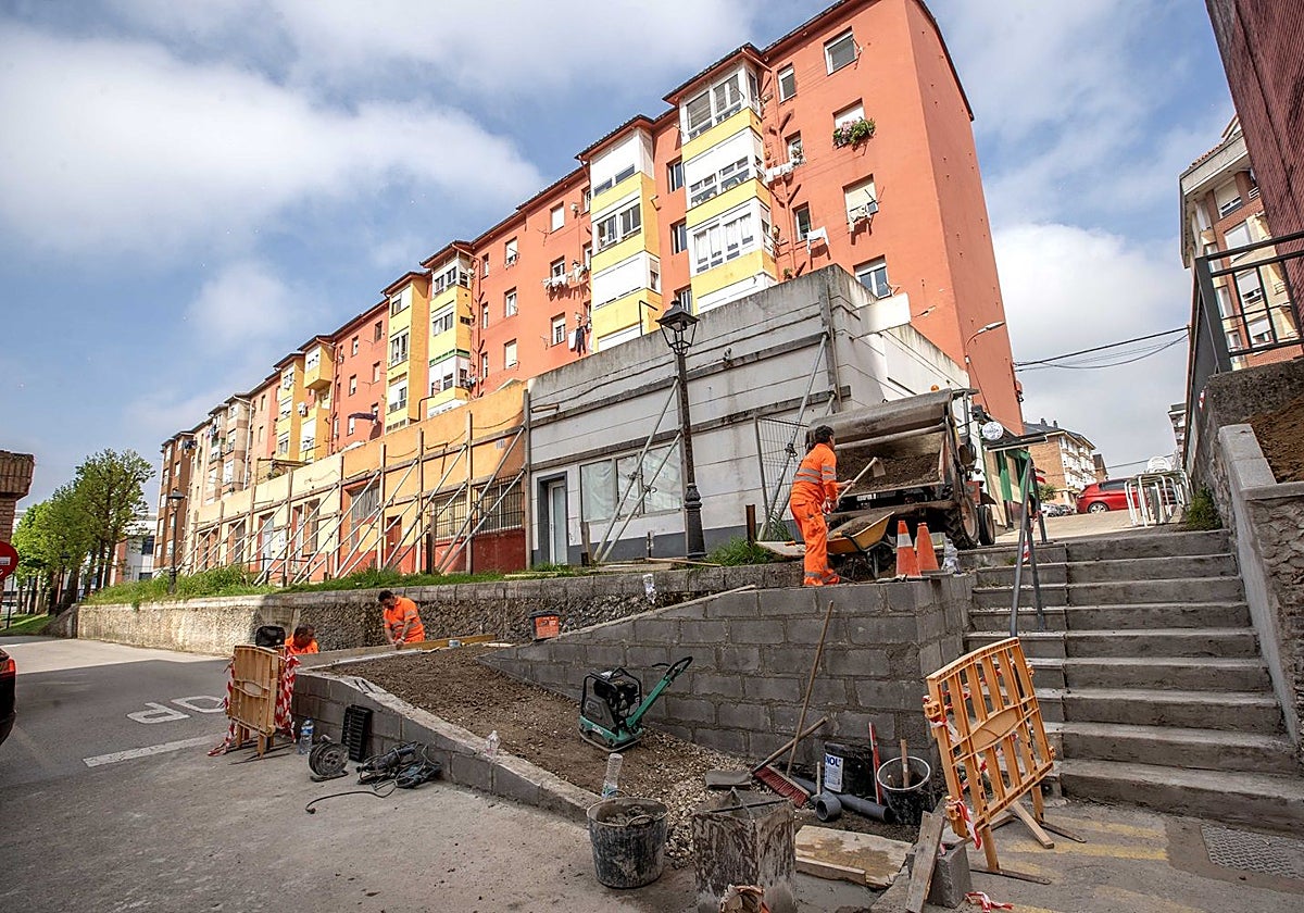 La rampa accesible que permitirá mejorar la conexión en la Avenida de la Libertad.
