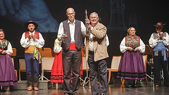 La Gala del Folclore Cántabro celebra 25 años con la presencia de 300 artistas