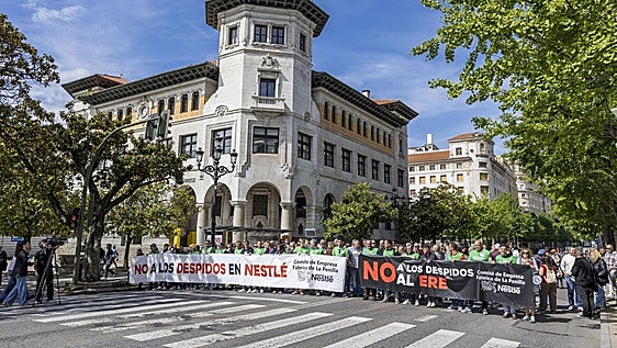 La plantilla de Nestlé en La Penilla pide al Gobierno central una mesa de trabajo tripartita para frenar el ERE