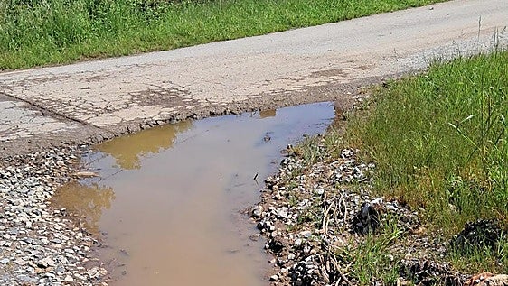 Los vecinos de Riotuerto critican el «destrozo» de una carretera por las obras del paso a nivel