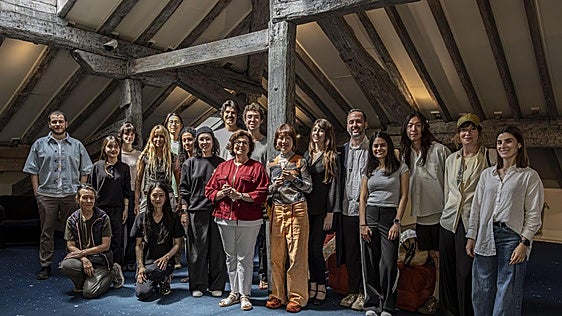 Yuko Mohri dirige a 15 artistas de 12 países en su taller del Centro Botín