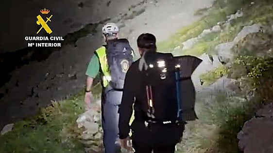 Sábado de rescates de senderistas: uno a oscuras en Fuente Dé, dos enriscados en Candina y una joven precipitada por un barranco en Tama