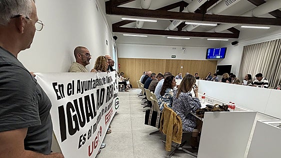 Los trabajadores del Serca reclaman en el pleno de Torrelavega su adhesión al convenio municipal