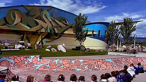 Pequeños artistas plasman el arte urbano de Reinosa en un libro