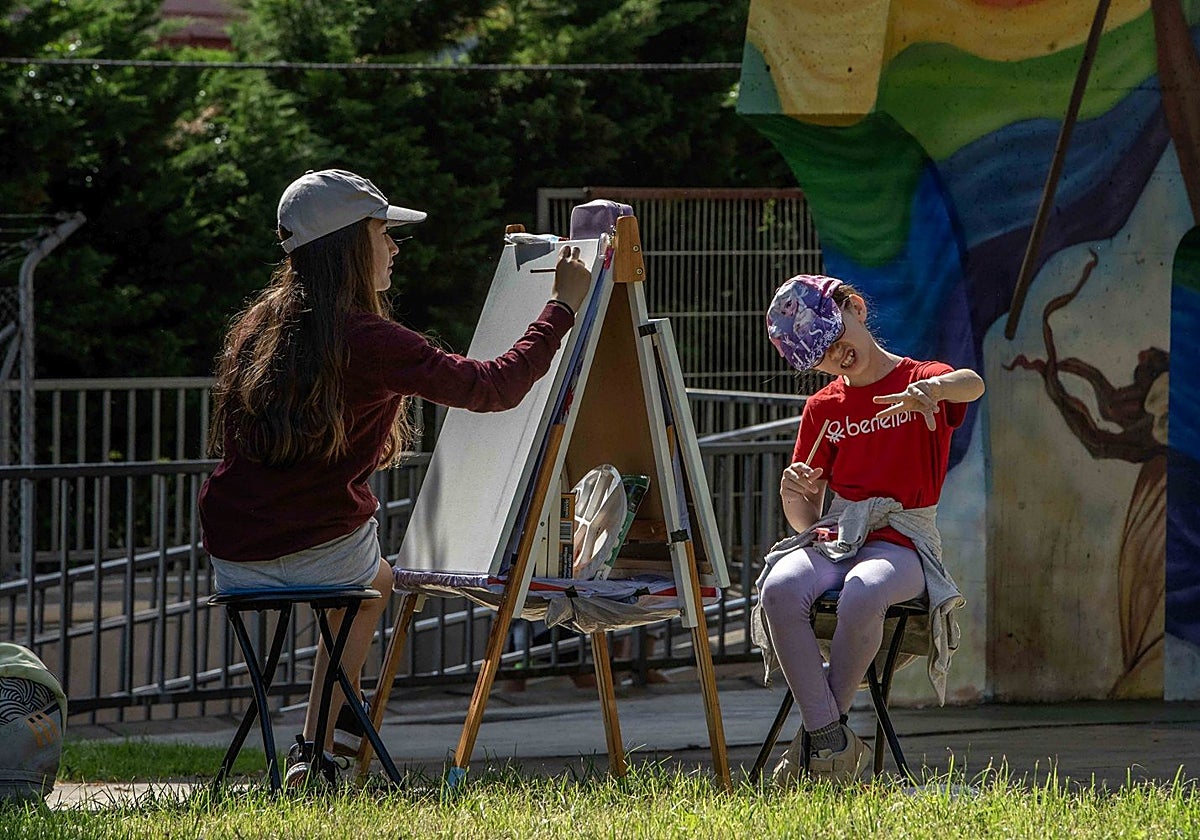 Dos participantes del concurso de pintura rápida en Maliaño.