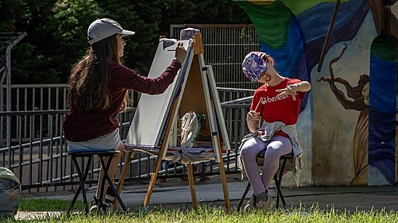 El artista asturiano José Luis Riestra, ganador del concurso de pintura rápida de Camargo