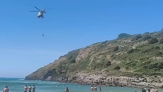 Rescatados dos niños de 13 años que estaban atrapados en una zona rocosa de la playa de Sonabia