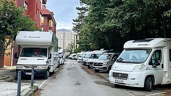 Vecinos de la playa de San Vicente denuncian ante el Seprona la «saturación» de autocaravanas