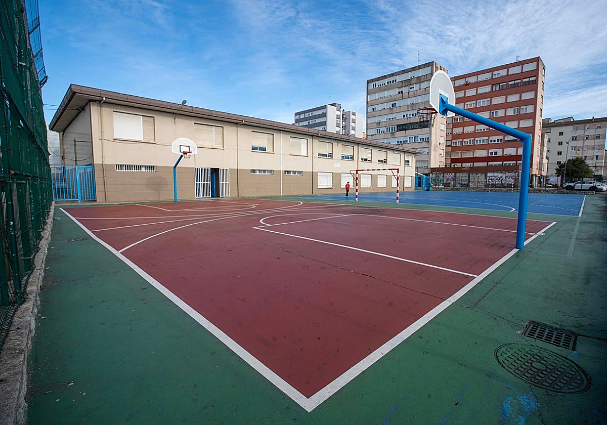 La pista polideportiva del CEIP Pedro Velarde, en Muriedas.