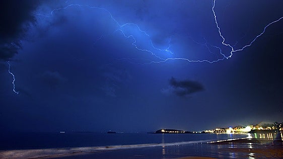 Una aparatosa tormenta de verano para despedir la primavera en Cantabria deja 380 rayos en tierra