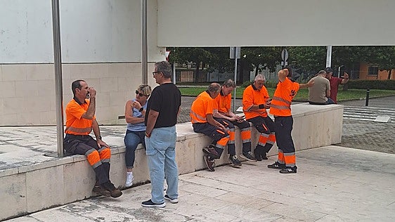 Un día más sin acuerdo para desconvocar la huelga de las basuras en Bezana