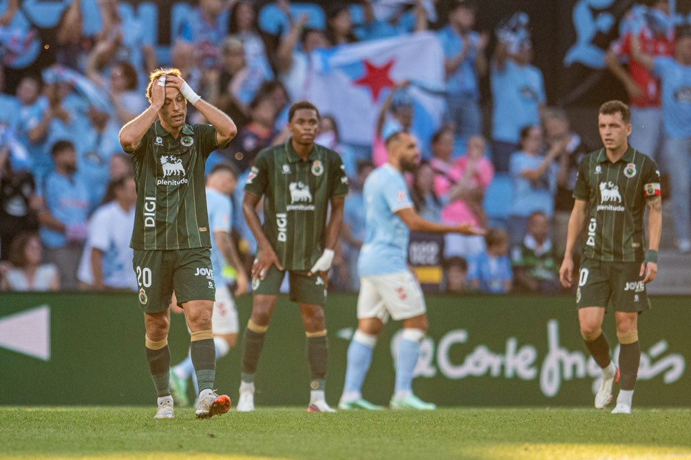 Sergio Canales se lleva las manos a la cabeza  tras una jugada