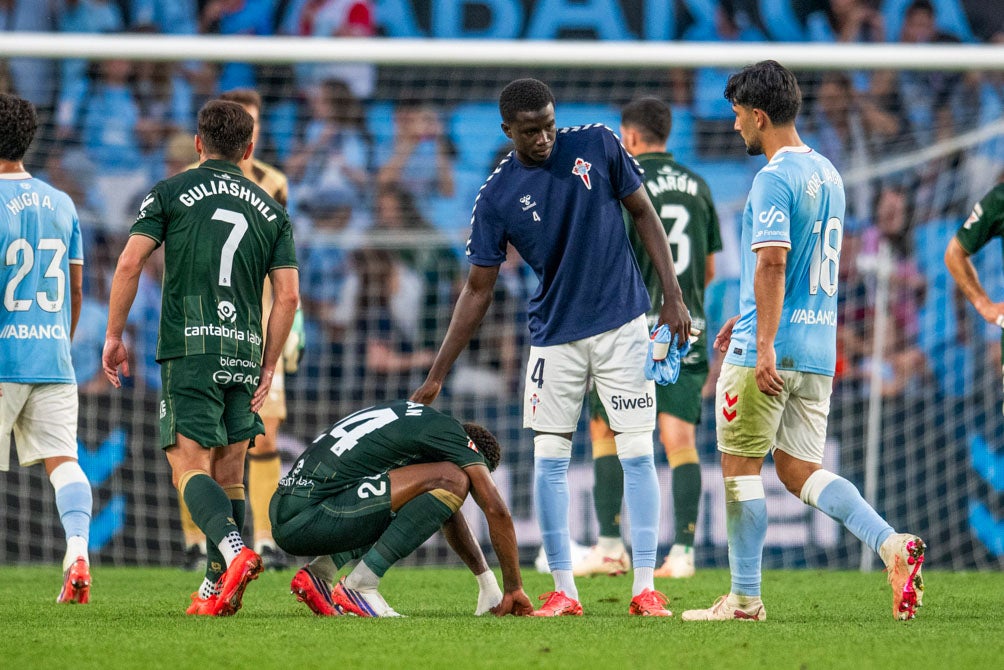 Un jugador del Celta consuela a Belocian, que cometió un penalti que se transformó en el 1-0