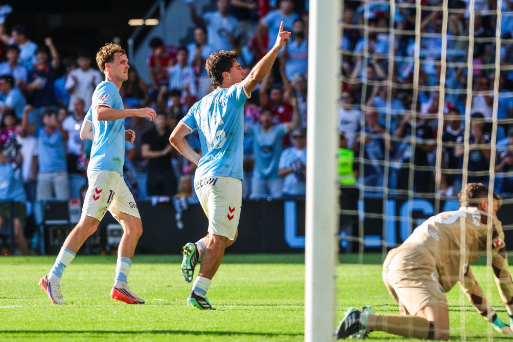Hugo González celebra su primer gol, de penalti.