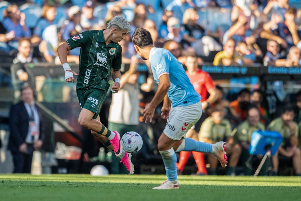 Zabiri controla un balón.