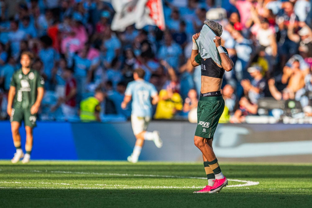Zabiri se tapa la cara con la camiseta.